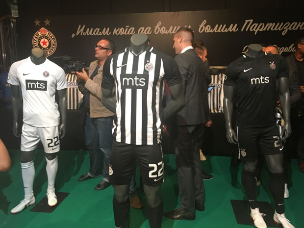 ФОТО ВЕСТ: Партизан промовисао дресове за нову сезону(ВИДЕО)